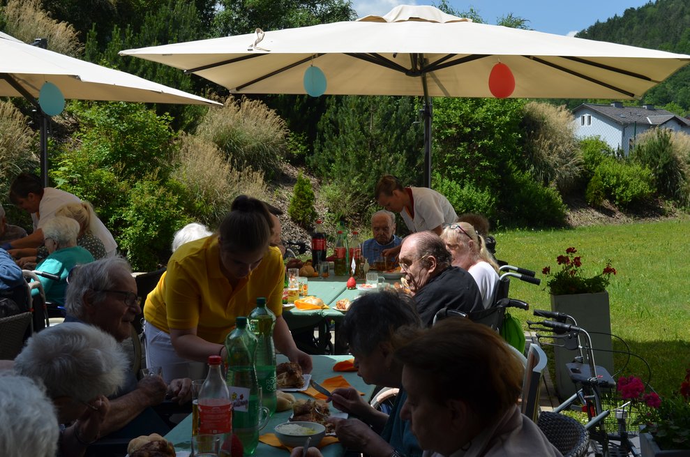 Bewohner essen auf der Terasse