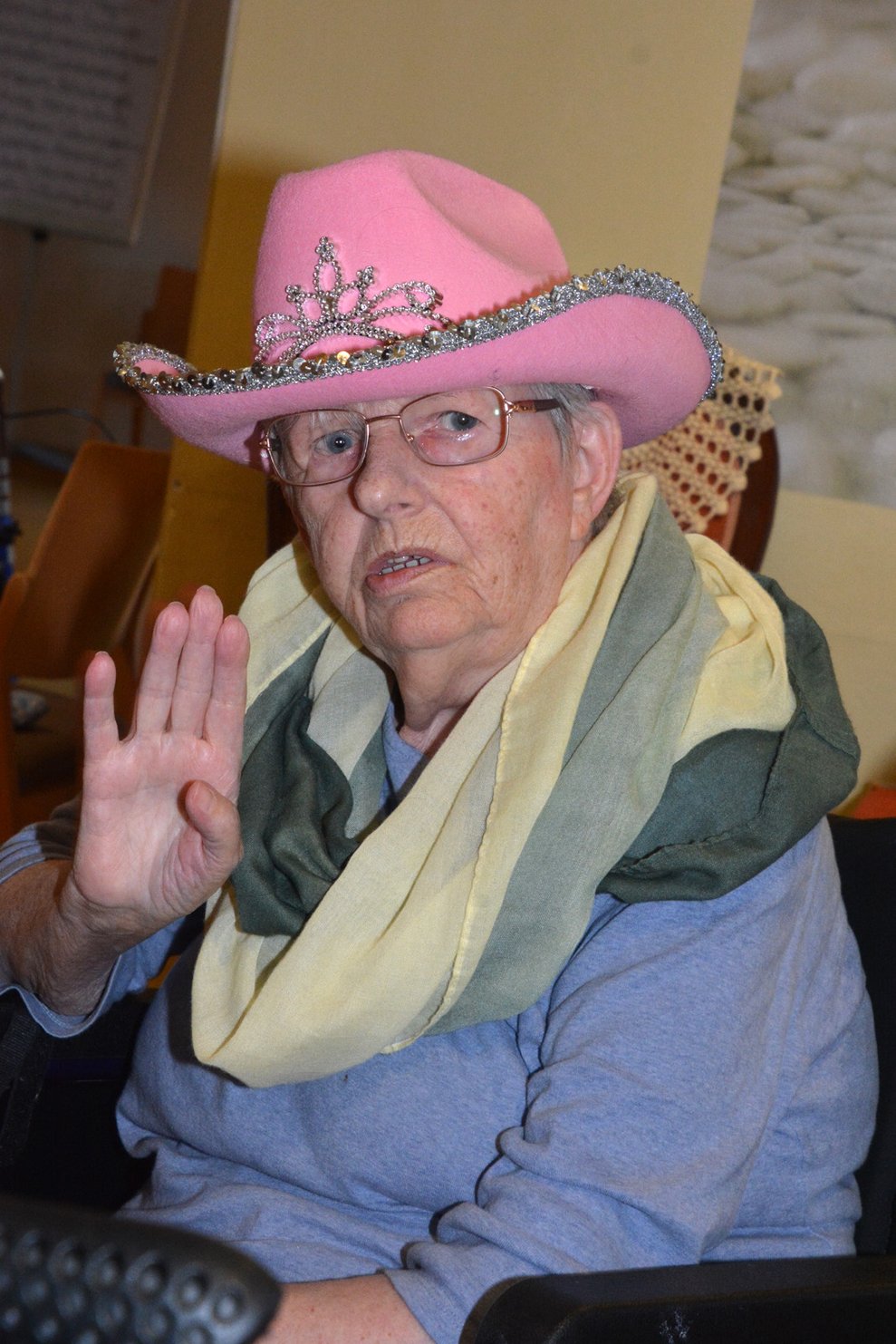 Fr. B. als Cowboy verkleidet.