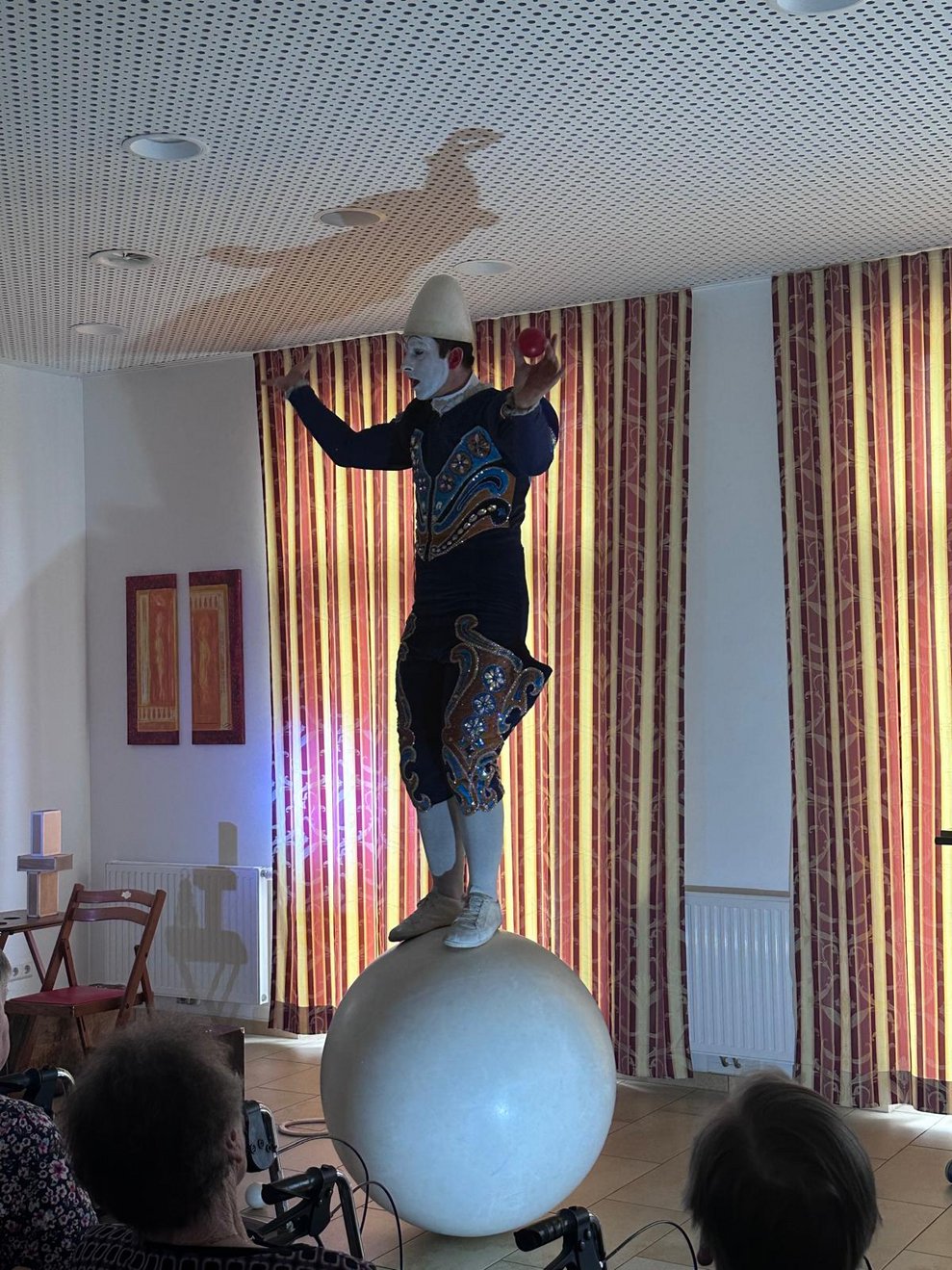 ein Clown auf einem weißen Ball