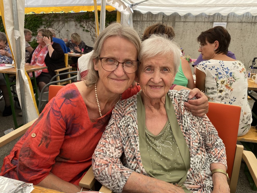 Frau Gratzl unverkennbar, mit ihrer Tochter.