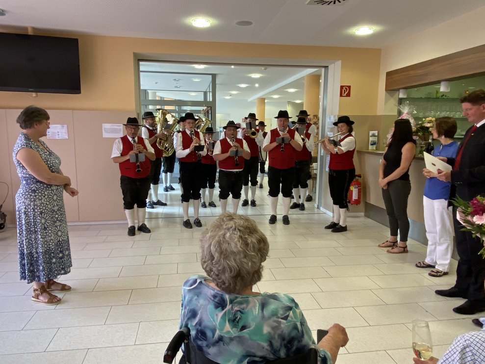 Die Stadtkapelle Litschau eröffnet die Feier für die Jubilarin mit einem Ständchen.