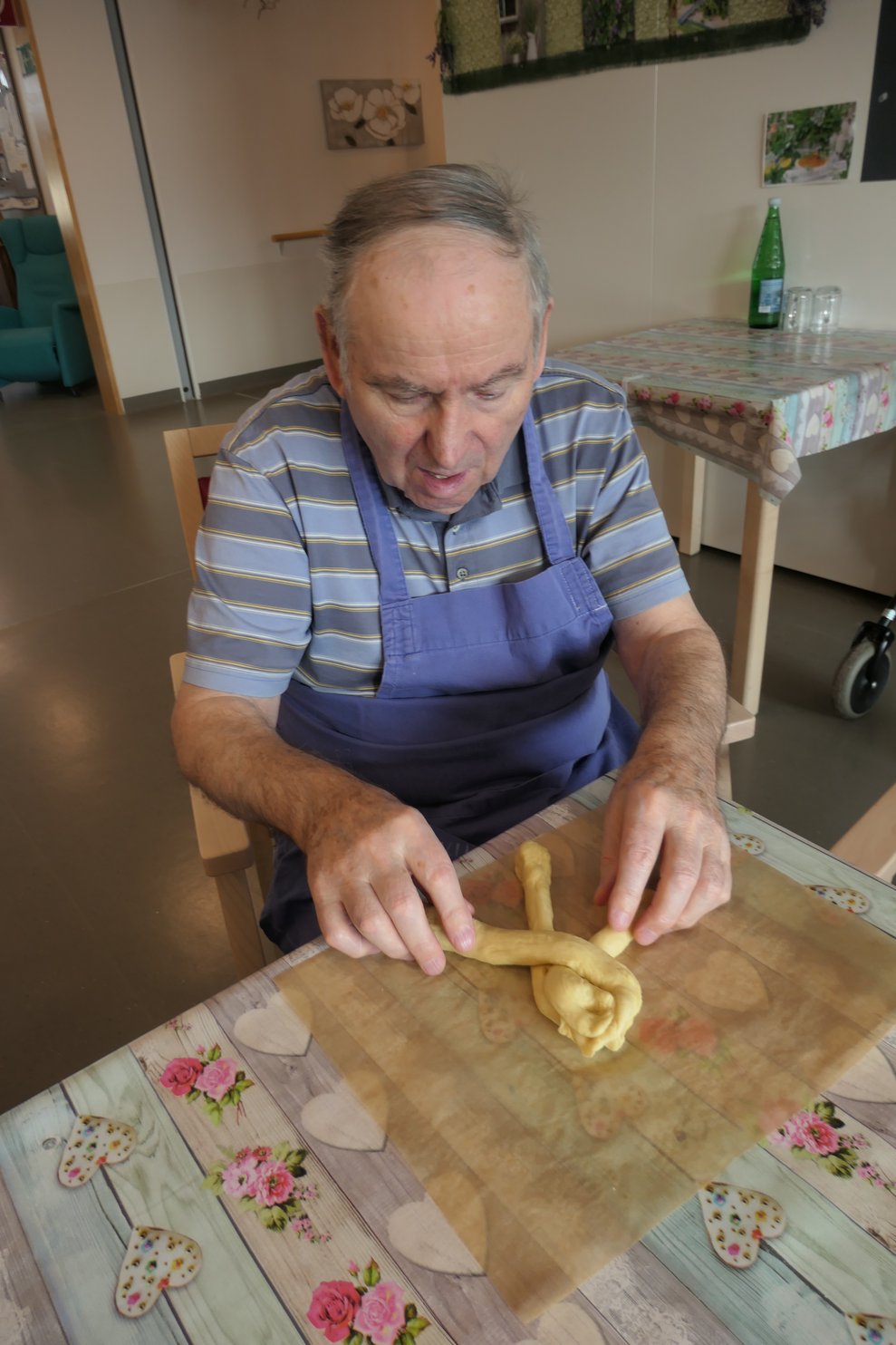 Bewohner flechtet Striezel