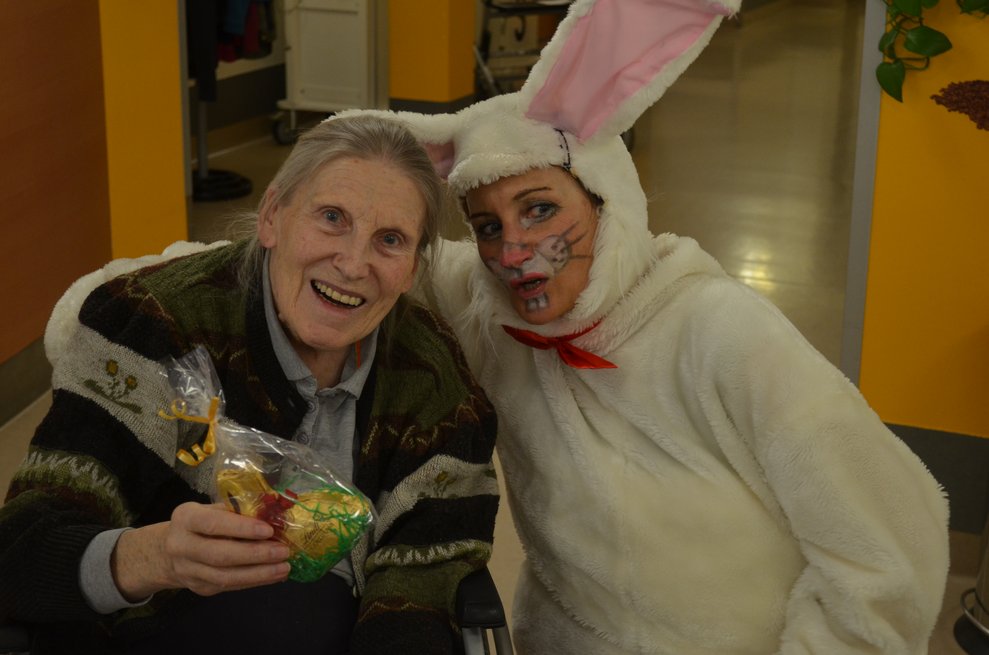 Bewohnerin mit Osterhase