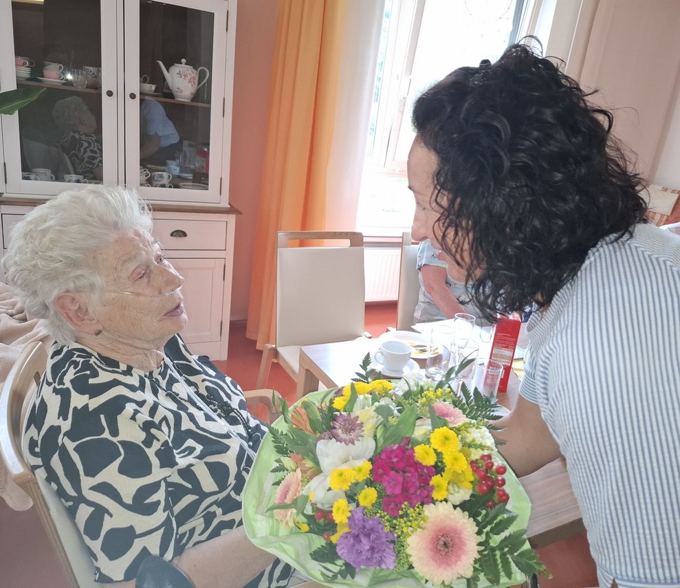 Liebe Frau Schicho, ich wünsche Ihnen von Herzen alles erdenklich Gute zu Ihrem 85. Geburtstag.