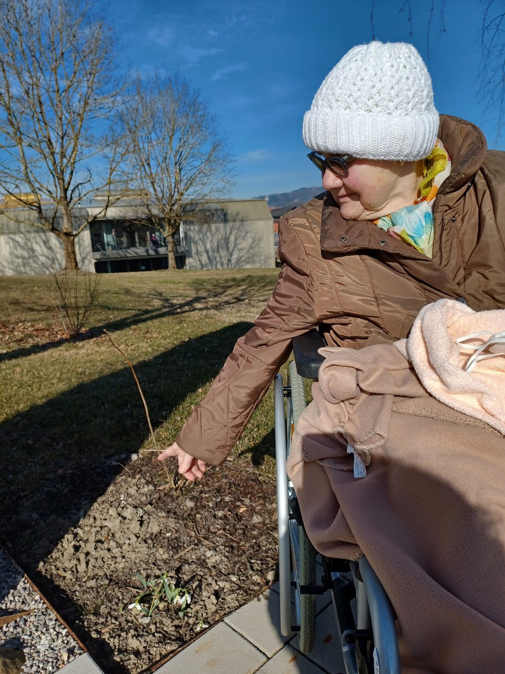 Bewohnerin im Garten