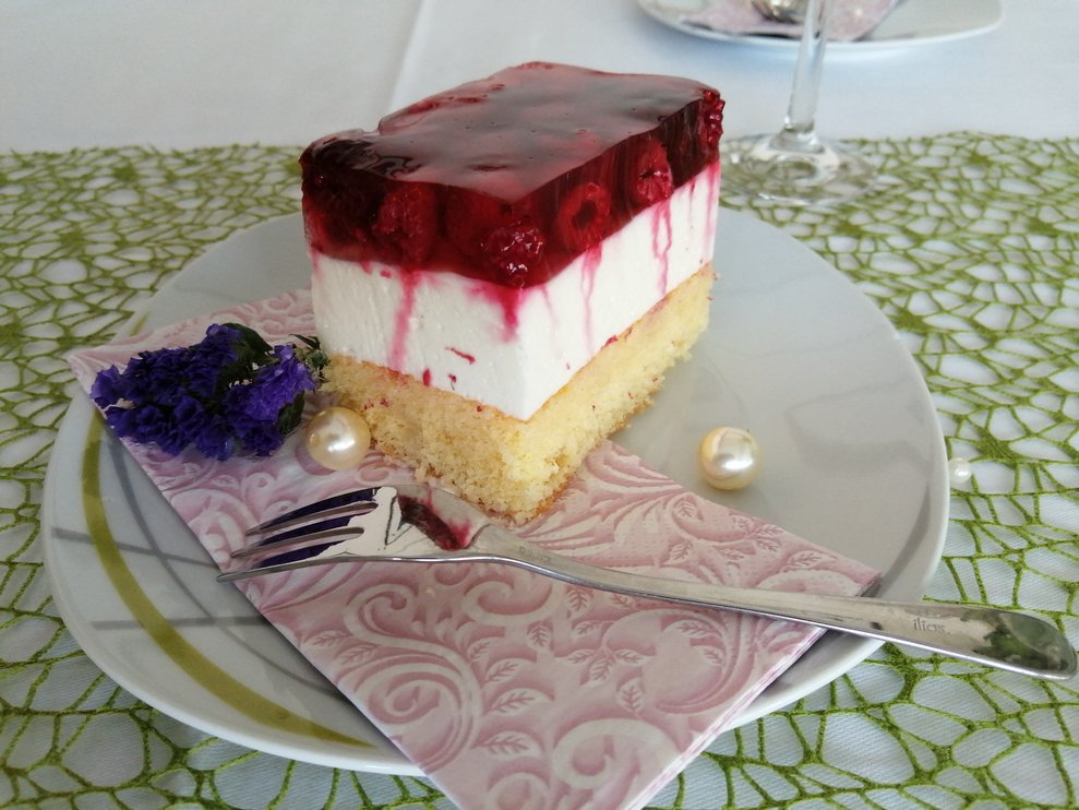 Ein Stück Himbeertorte.