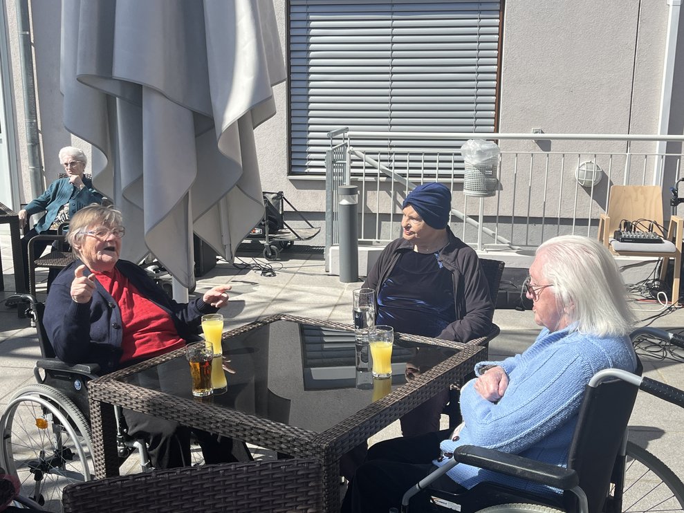 Terrasse PBZ mit Bewohnerinnen