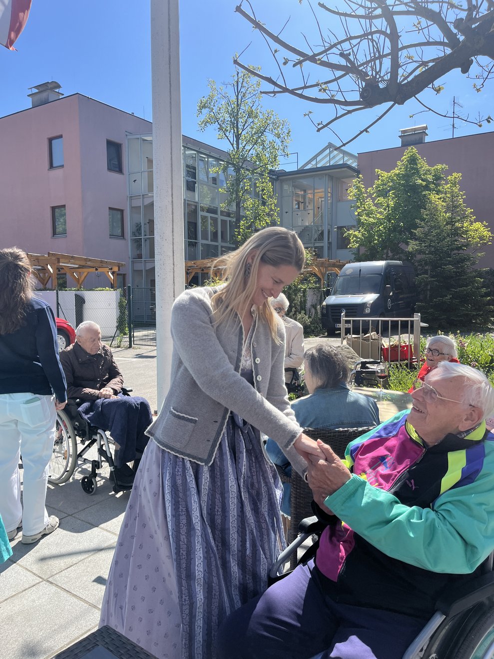 Mitarbeiterin tanzt mit Bewohner
