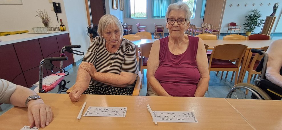 Zwei Bewohnerinnen beim Bingo spielen.