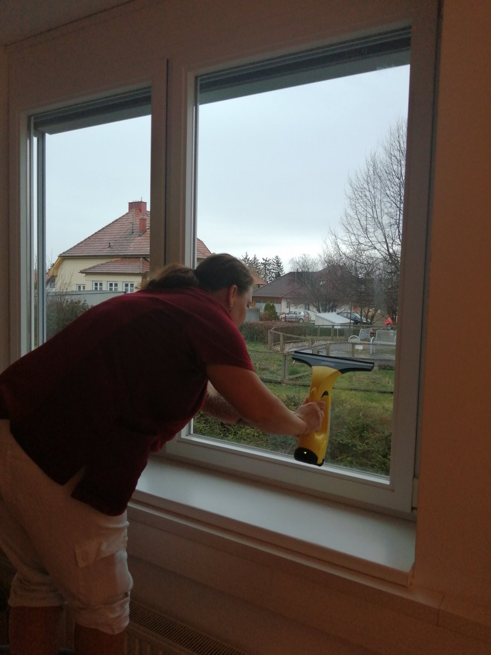 Reinigungsteam beim Fensterputzen