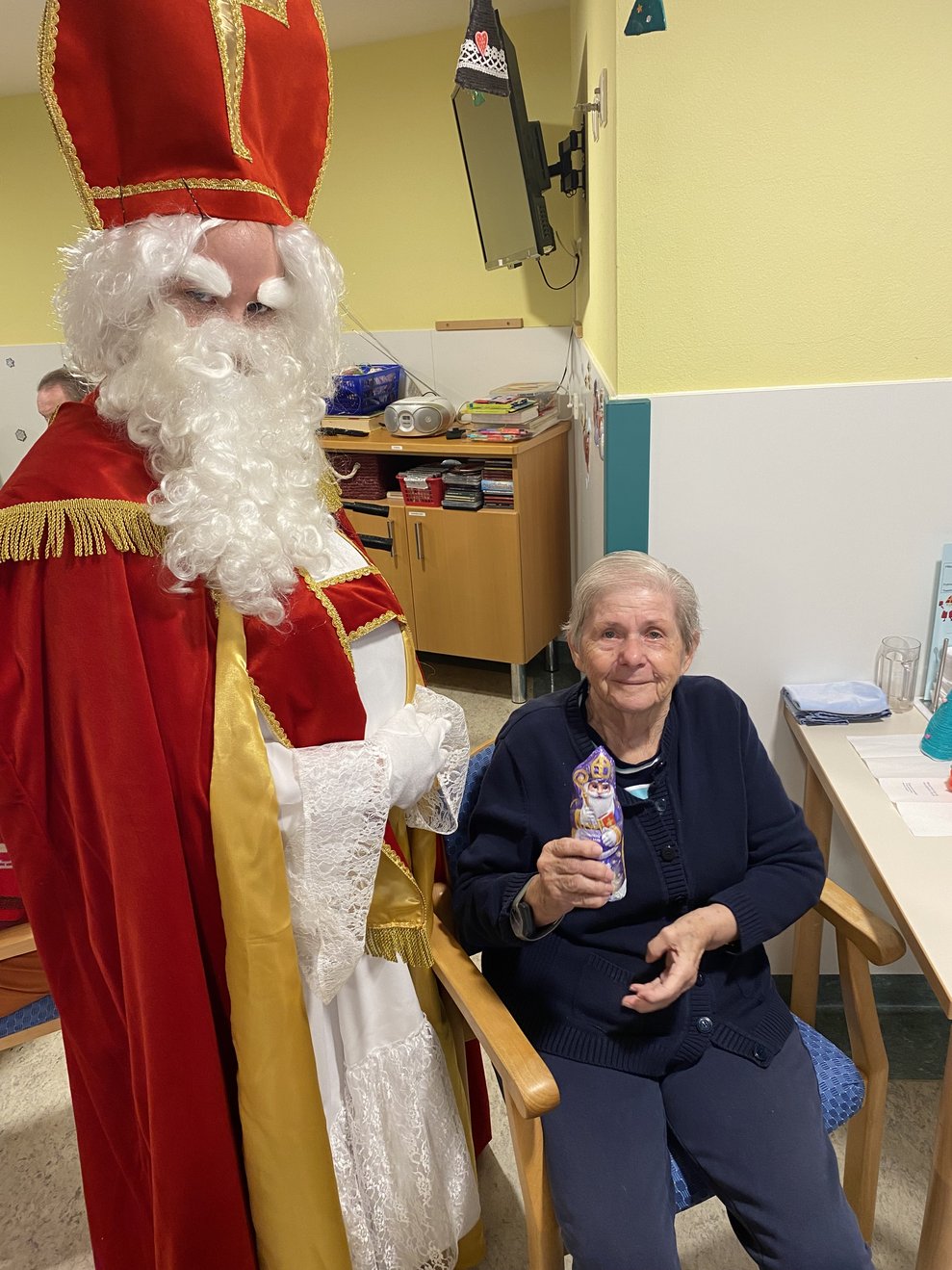 Nikolaus verteilt Geschenke