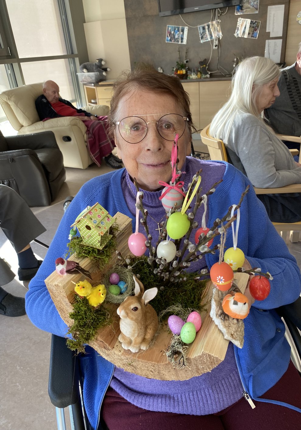 Frau Polt ist sehr stolz auf ihr erstes Gesteck.