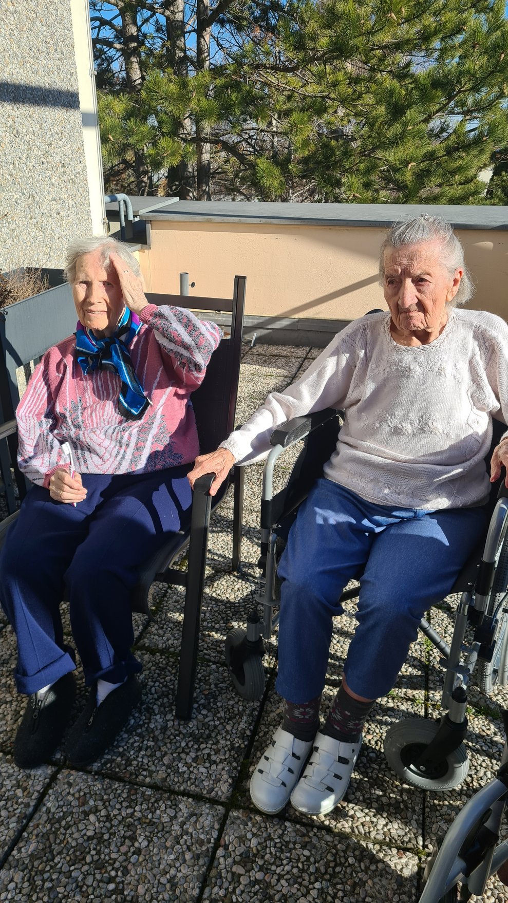 Dei Bewohnerinnen unterhalten sich auf der Terrasse und freuen sich schon auf den Frühling.
