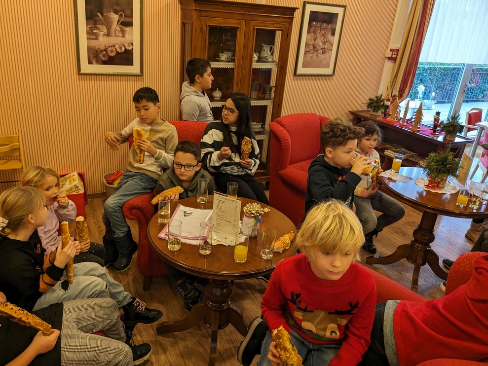 Die Kinder bei der Jause.