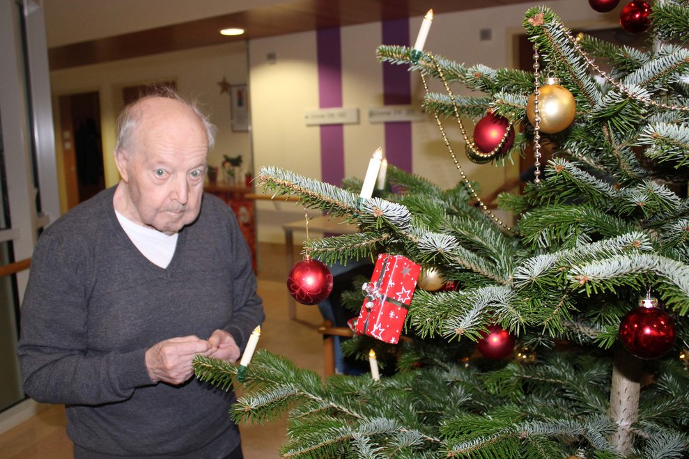 BewohnerInnen schmücken Christbaum
