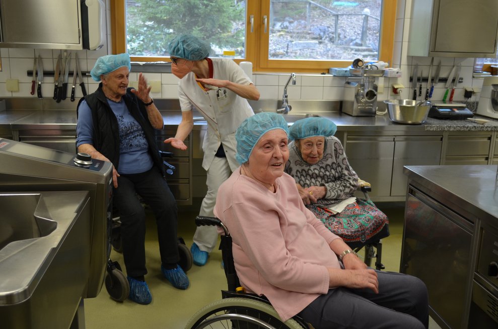 Bewohnerinnen in der Küche