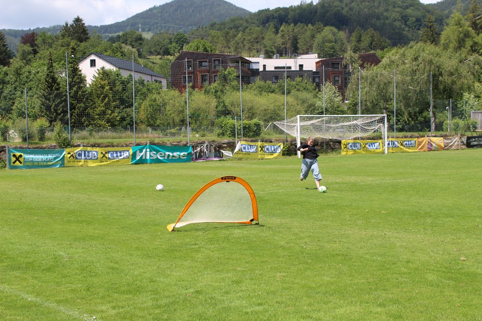 Bewohnerinnen und Bewohner spielen Fußball