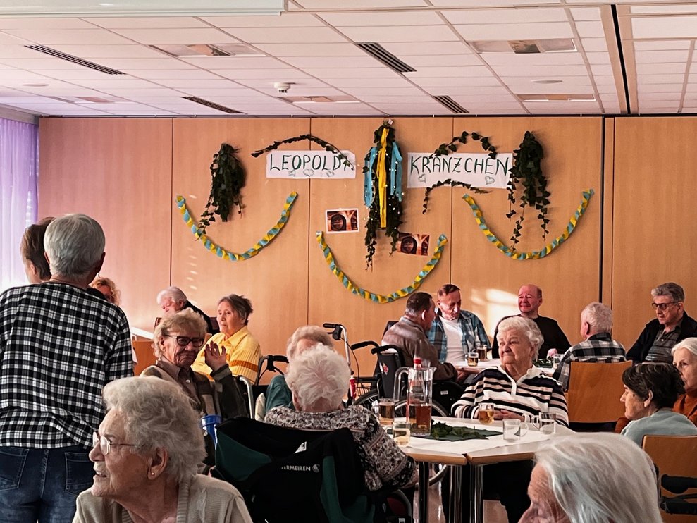 ein voll gefüllter Festsaal