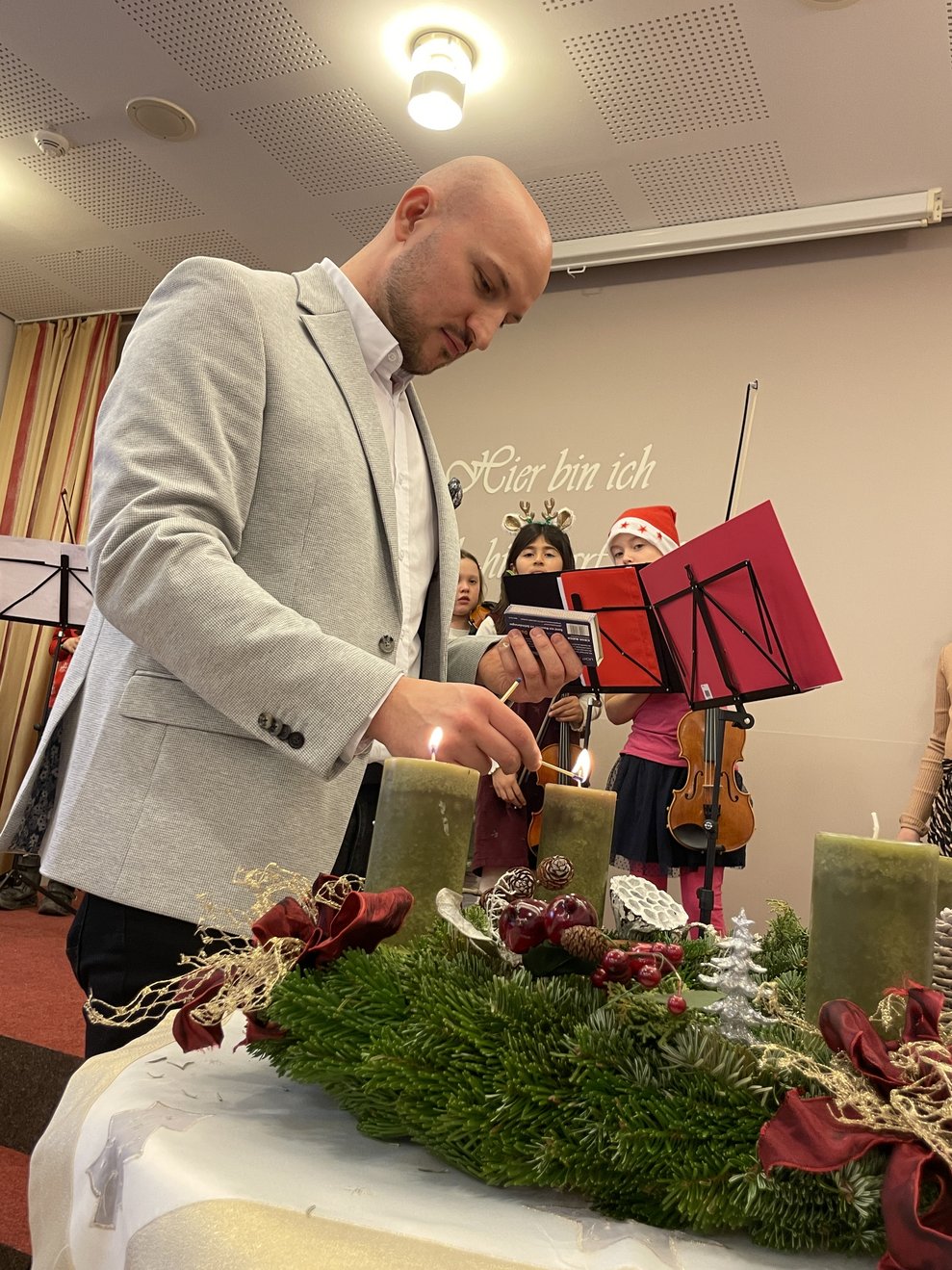Bürgermeister zündet die Kerzen am Adventkranz an.