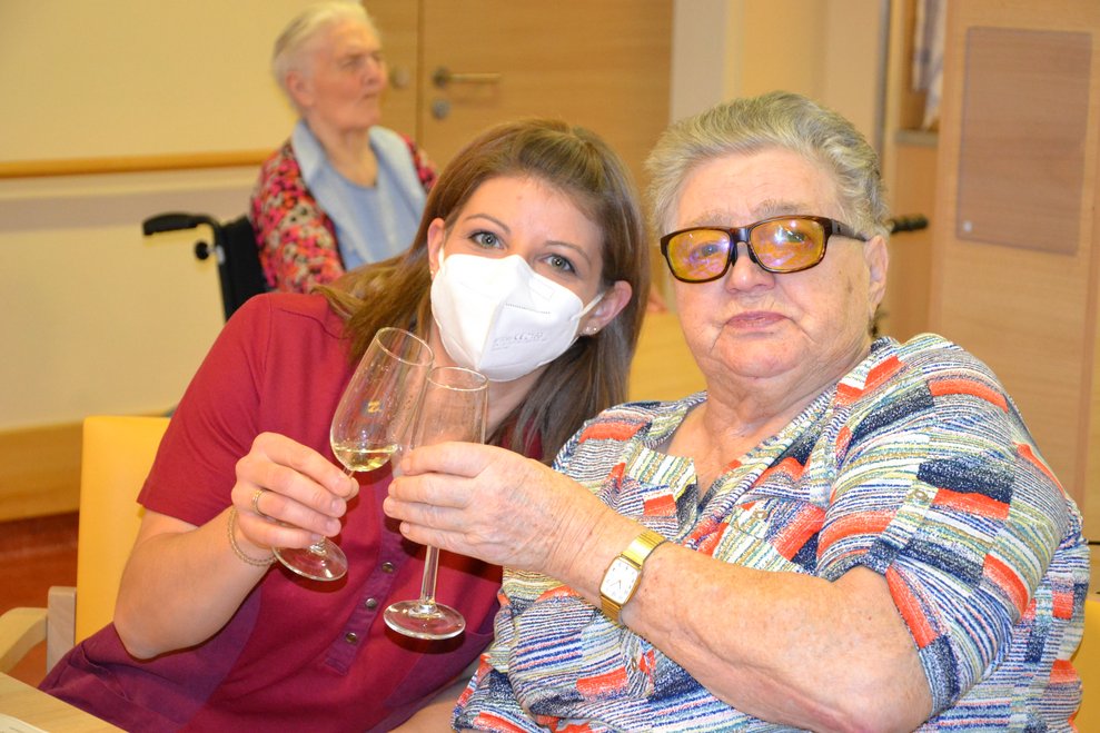 Auch Fr. Brunner konnte einem Gläschen Sekt nicht wiederstehen.