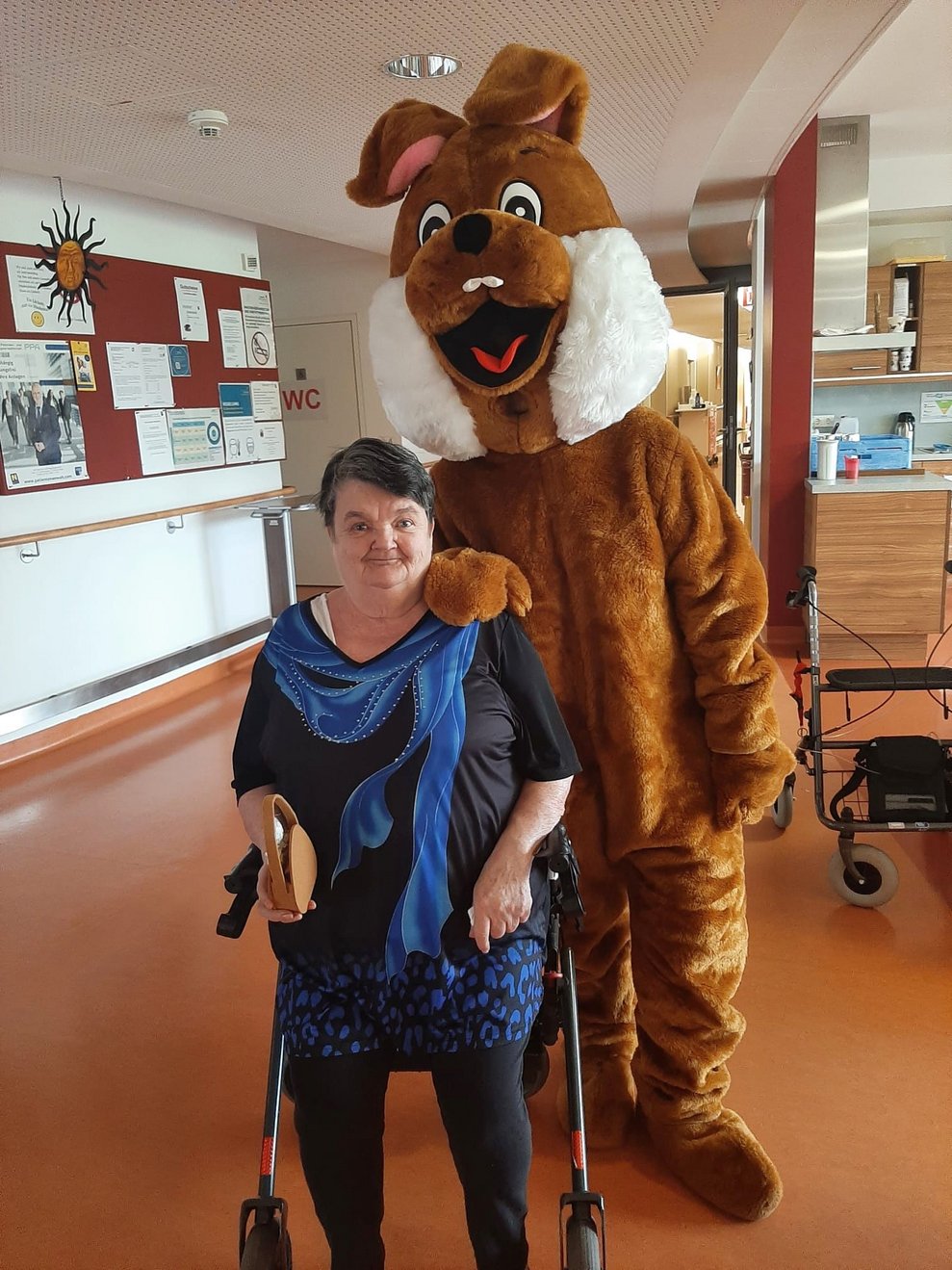Frau Stickelberger und der Osterhase verstehen sich bestens.