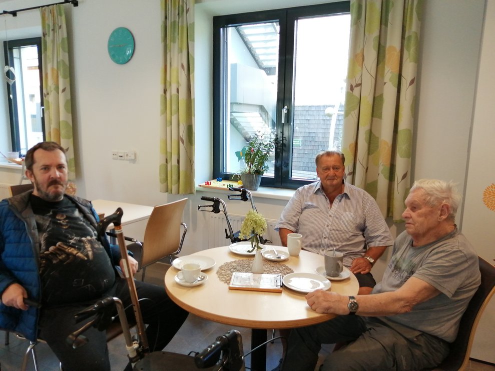 BewohnerInnen beim Kaffeetratsch