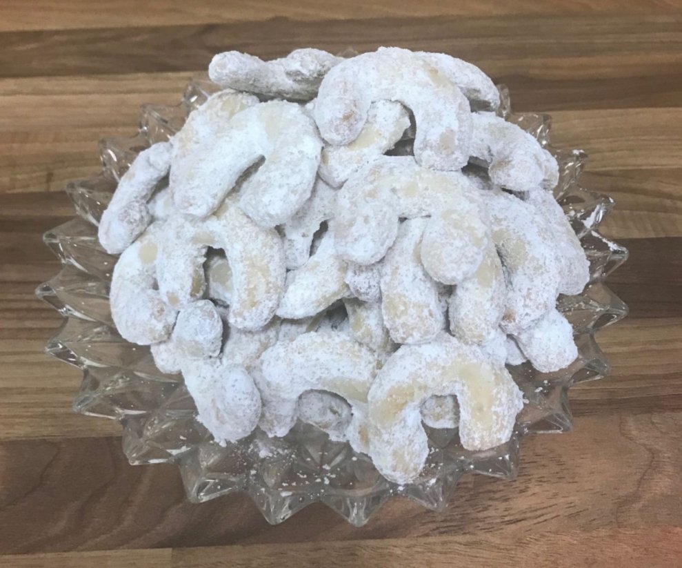 Fertige Vanillekipferl liegen übereinander.