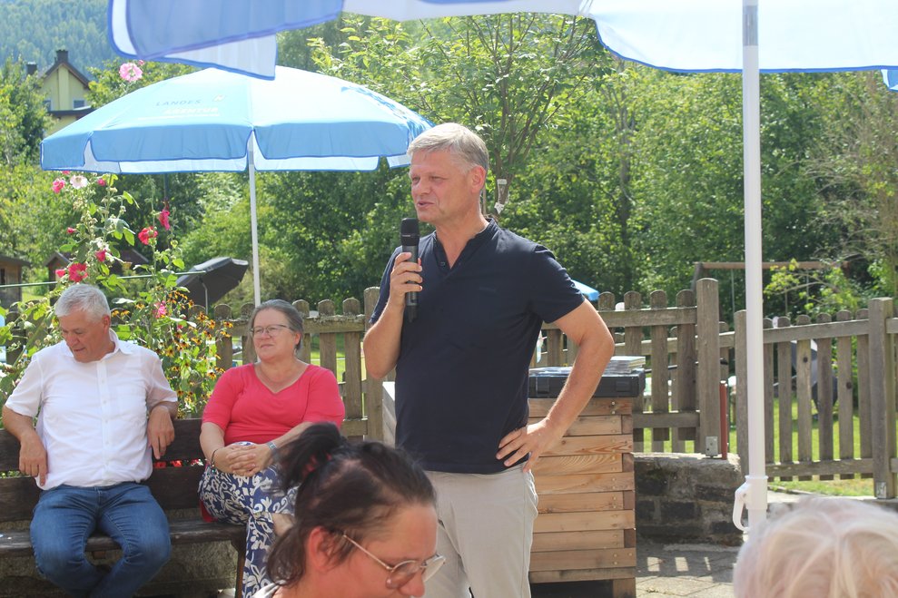 Eine Person hält eine Begrüßungsrede.