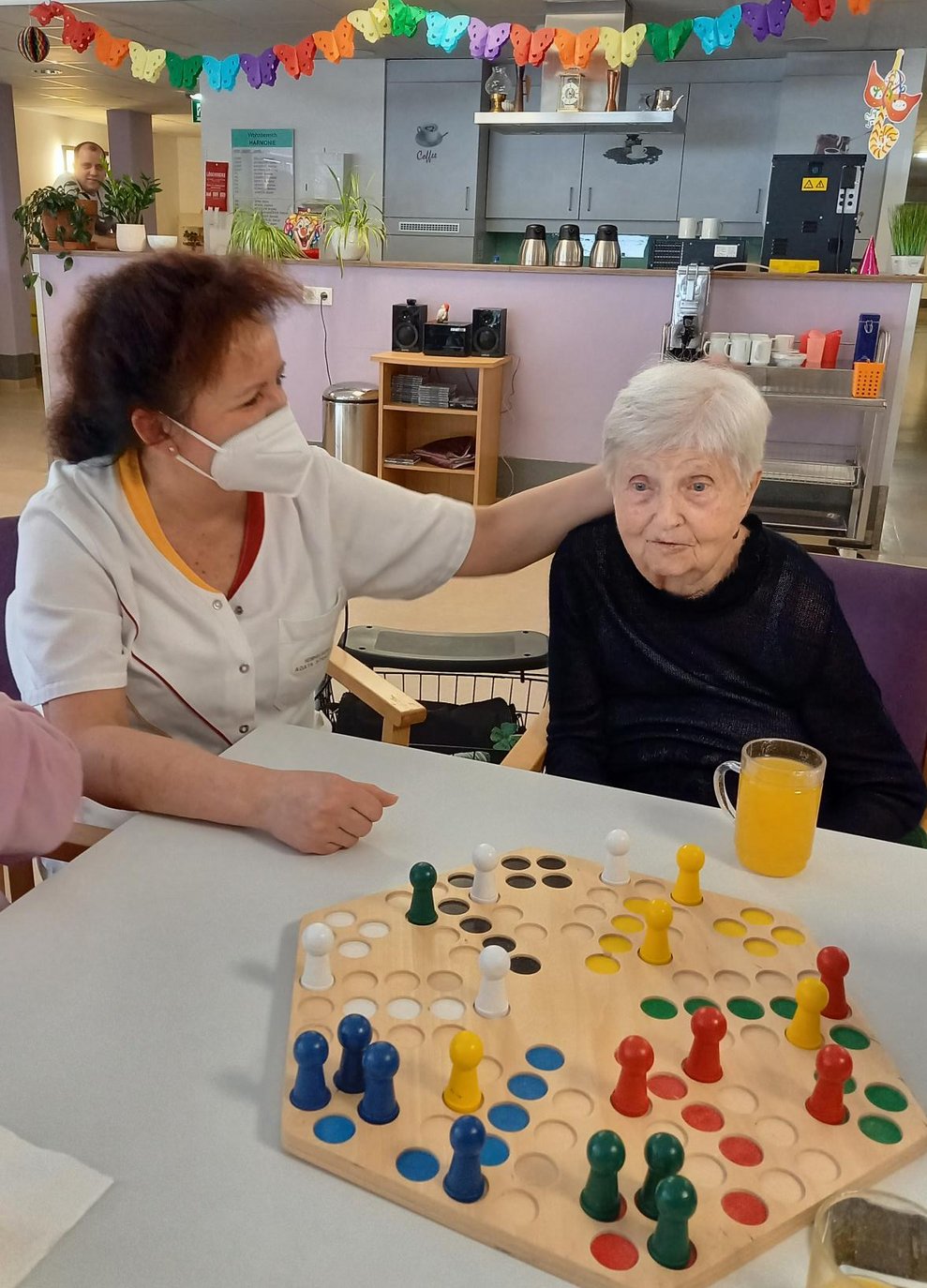 Bewohnerin mit Mitarbeiterin