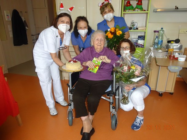 Das Pflegepersonal wünscht Frau Weinkorn alles gute zum 100 Geburtstag.