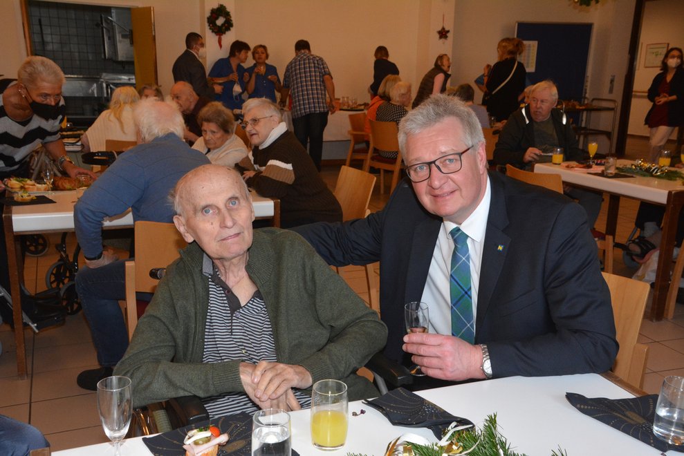 v.l.n.r. Bewohner Herr Drimmel mit Landtagsabgeordneter Christoph Kainz