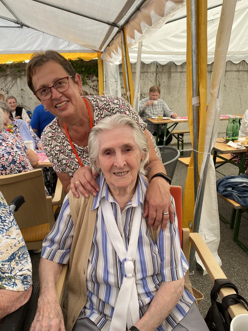 Frau Annerl mit ehrenamtlicher Mitarbeiterin Gertraud.