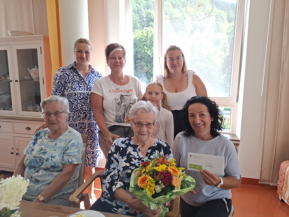 Frauenpower pur: Als Gratulantinnen haben sich neben unserer Frau Bürgermeisterin und unserer Pflegedirektorin heute die Schwester, die Tochter, die Enkelin und das Urenkerl bei Frau Theresia Kornfeld eingestellt.