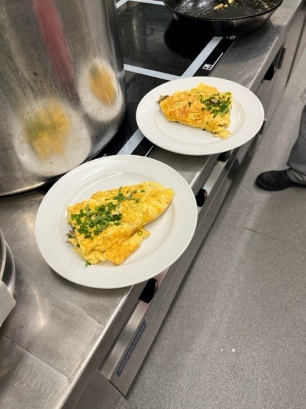 Das fertige Omlette auf zwei Tellern angerichtet.