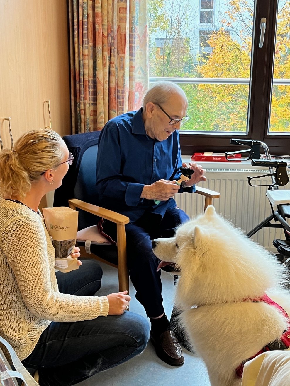 Hund mit zwei Menschen