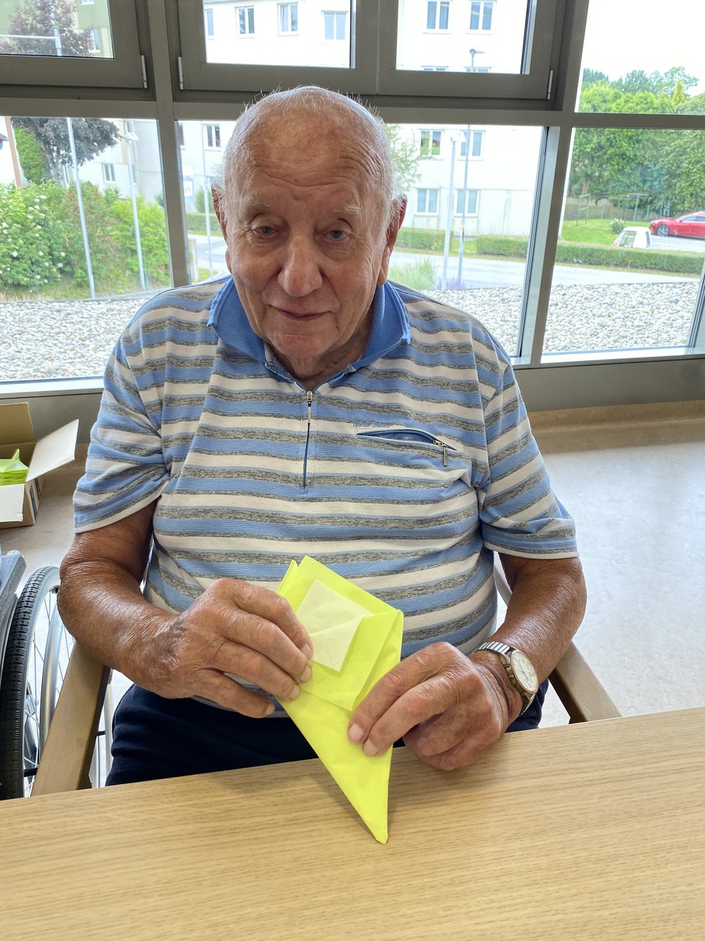 Sogar die Männer helfen mit.