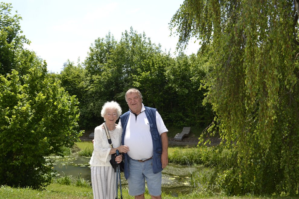 Mann und Frau im Park
