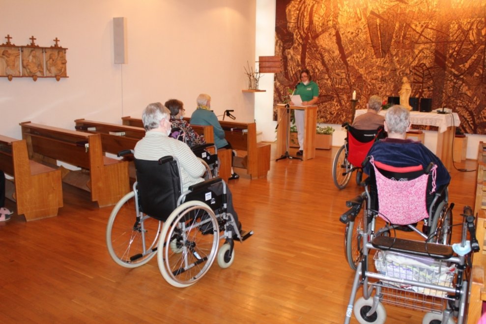 BewohnerInnen sitzen in der Kapelle.