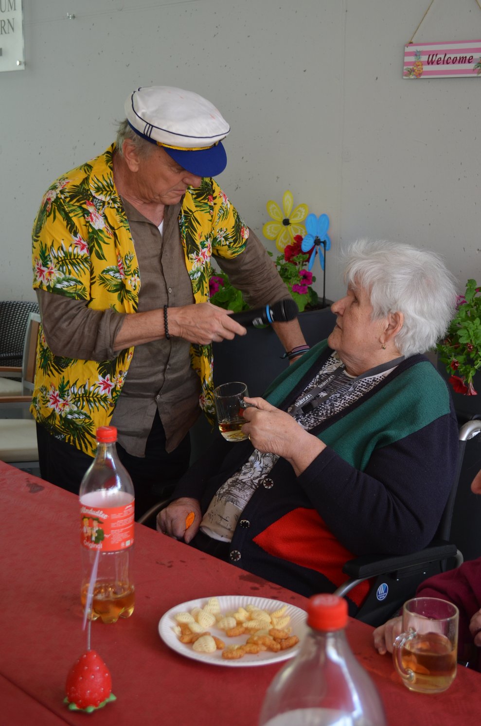 Bewohner mit Musiker