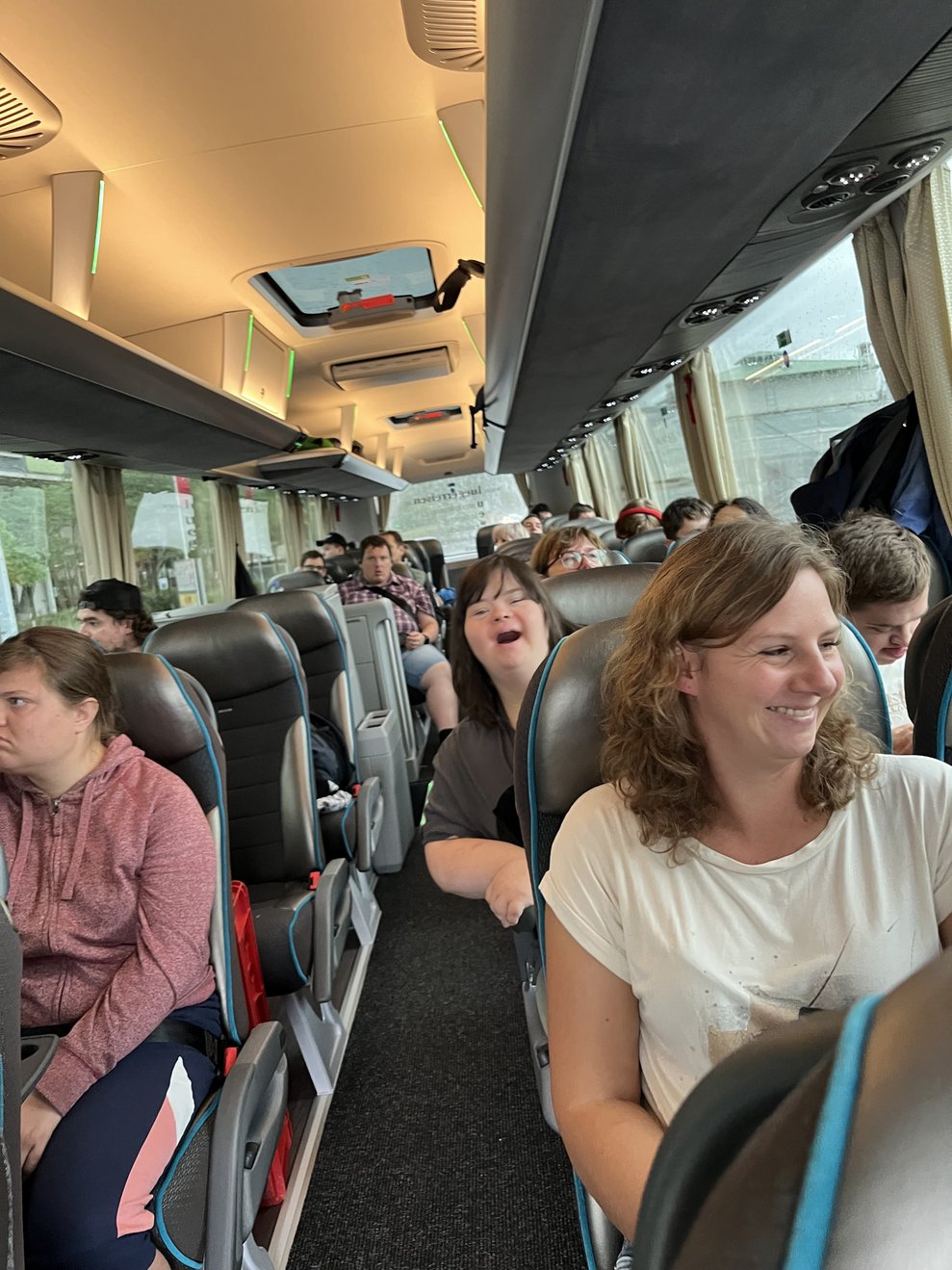 Eine Gruppe Menschen sitzt in einem Autobus