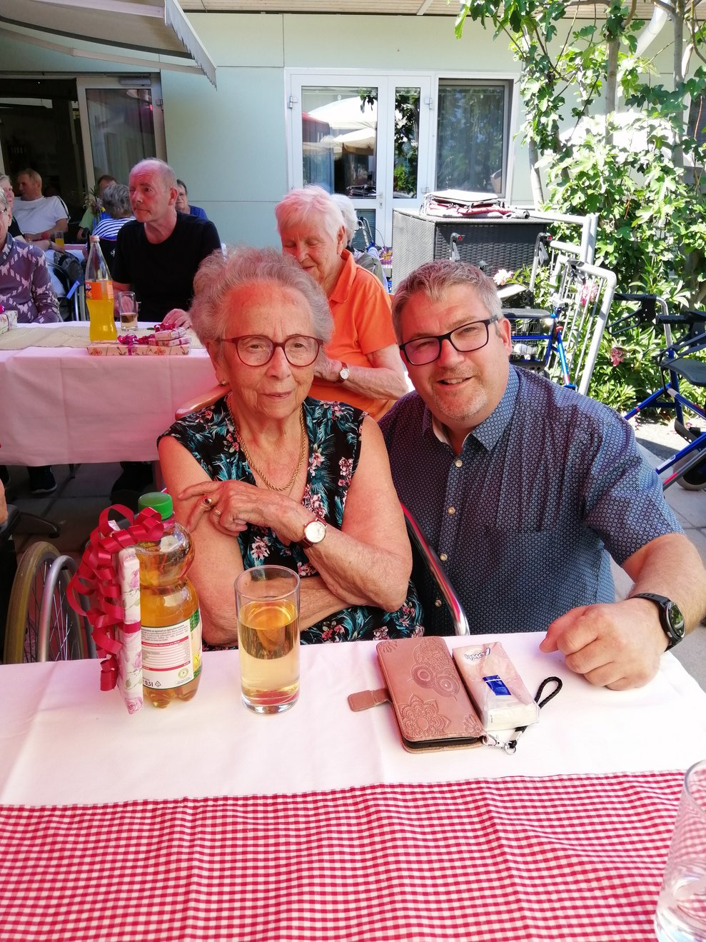 Pflegedirektor mit Bewohnerin