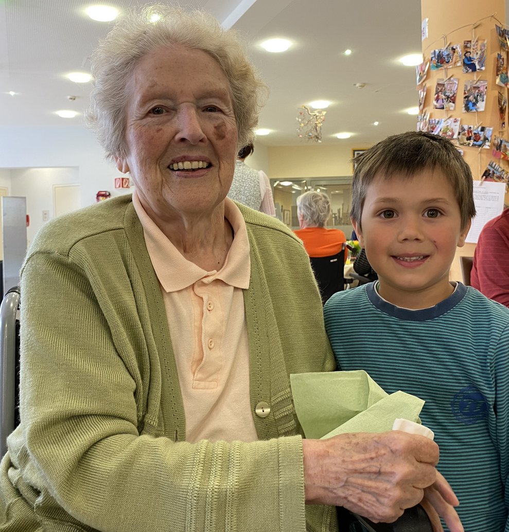 Fr. Apfelthaler freut sich über den Besuch von ihrem Urenkerl.