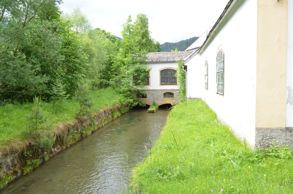 Das saftige frische Grün lässt den Ort neu erstrahlen