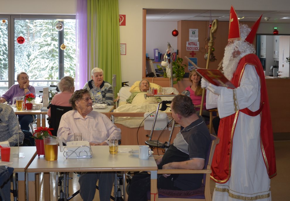 Nikolo mit Bewohnern im Speisesaal.