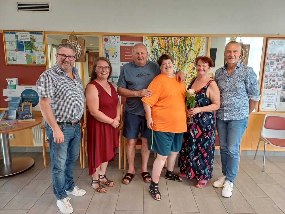 Bewohnerin mit Gratulanten