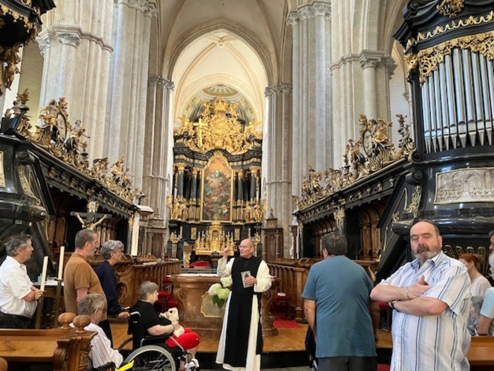 Der Dechant und die Bewohnerinnen und Bewohner in der Basilika.