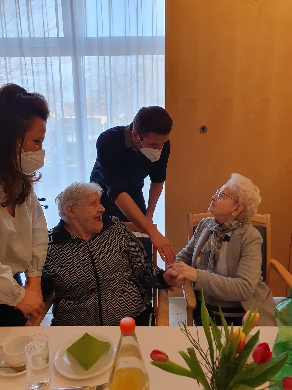 Direktor und Pflegeleitung gratulieren Jubilar