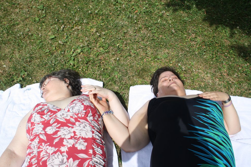 Zwei Frauen liegen in der Sonne