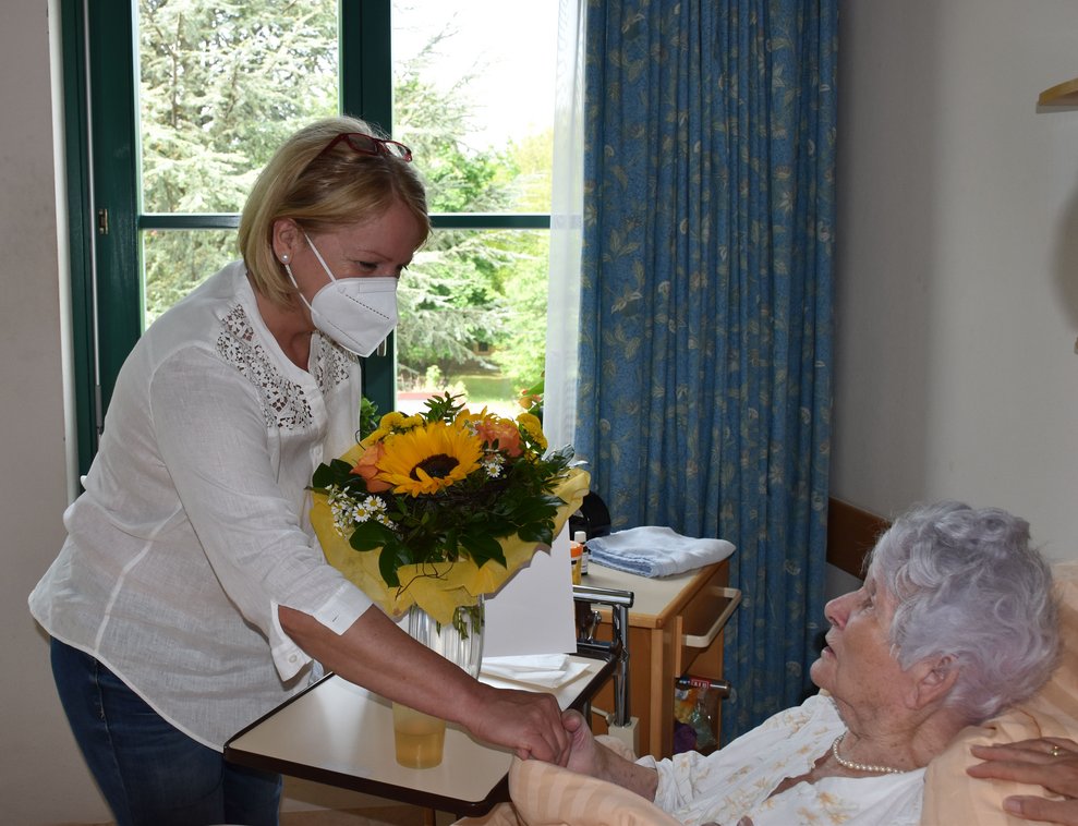 Eine Bewohnerin kriegt Blumen