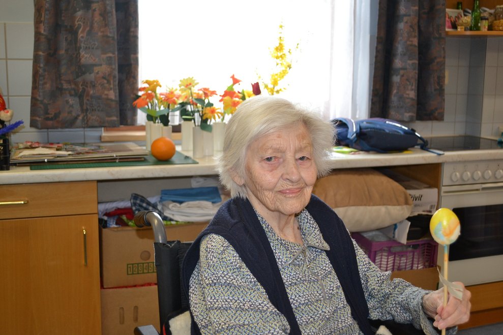 Eine Dame hält ein Osterei in der Hand